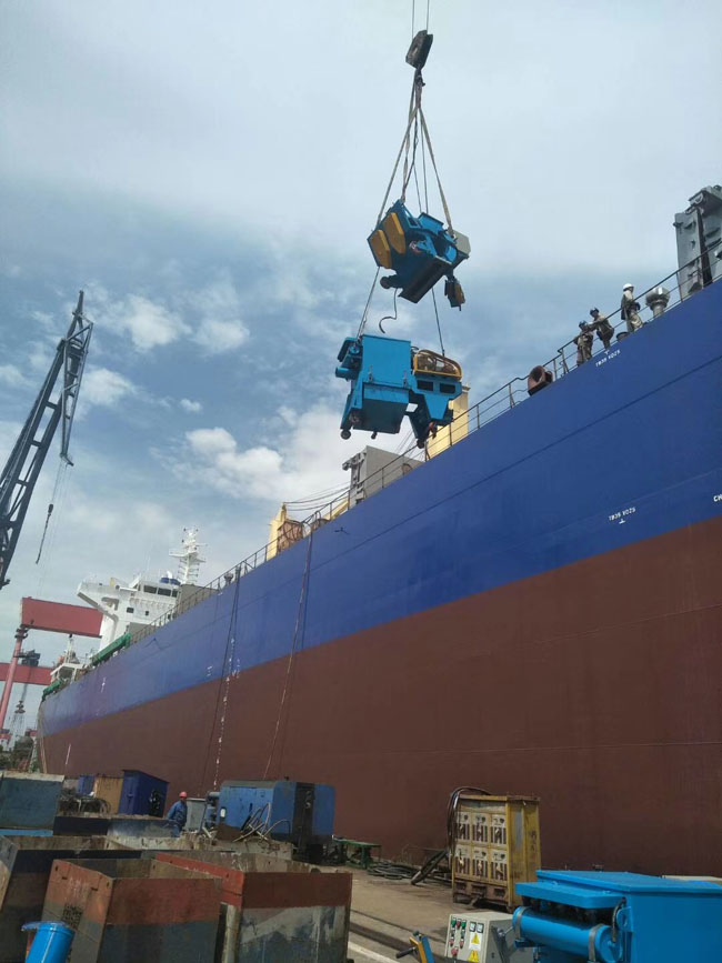 工作人員正在吊裝船艙甲板除銹機(jī)